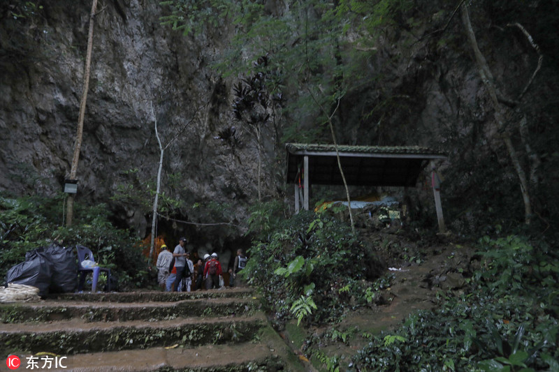泰国一支青少年足球队洞穴探险失联 13人生死